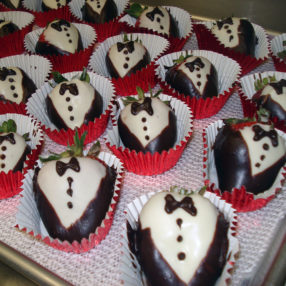 tuxedo chocolate covered strawberries