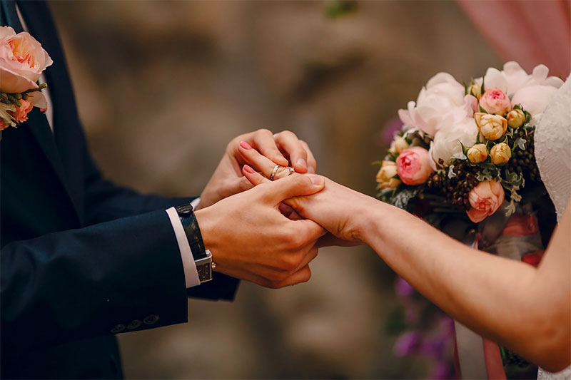 wedding couple exchanging rings